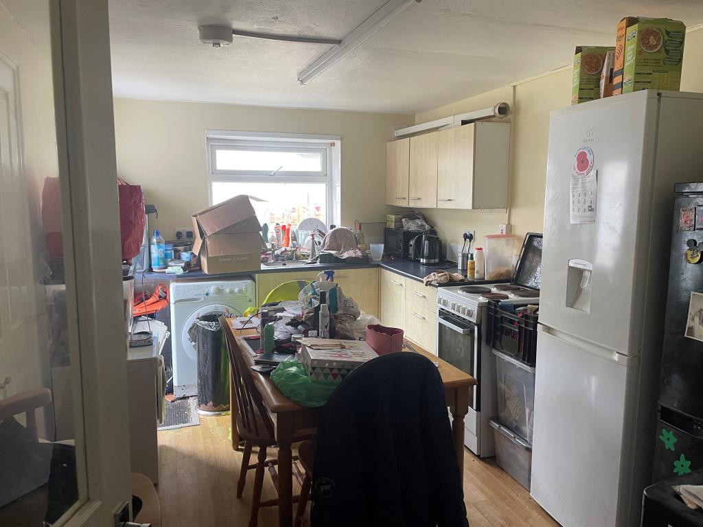 Lot: 74 - FREEHOLD INVESTMENT - Flat B Kitchen